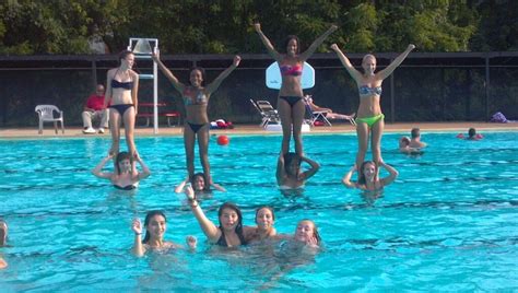 Cheerleading Stunting In The Pool Cheer Team Pictures Cheer Stunts