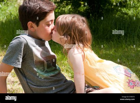 Niña Besando A Un Chico Fotografía De Stock Alamy