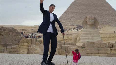 Langste Man Ter Wereld Poseert Met Kleinste Vrouw Opmerkelijk Telegraafnl