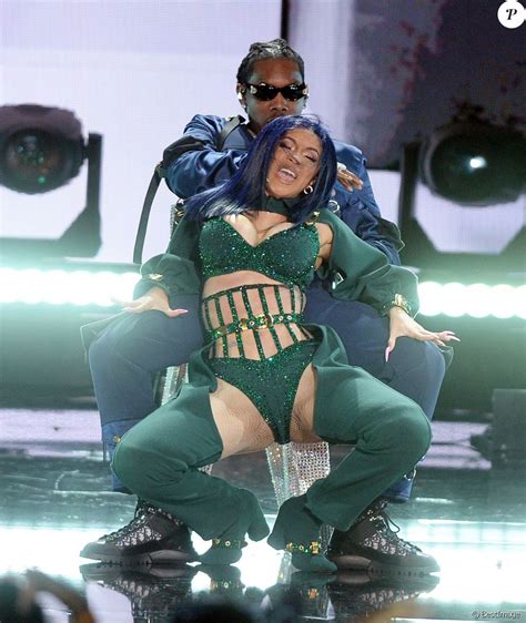 Cardi B Lap Dance Torride Pour Son Mari Offset Devant Rihanna En Cuir