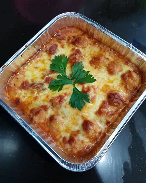 I've been loyal to this meat sauce recipe since i first learned to cook when i was a teenager. Resepi Meatball Bolognese Cheese (Ala Pizza Hut) - Bidadari.My