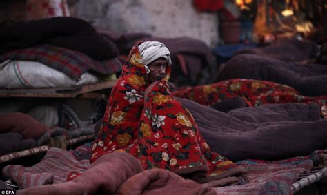 slum dwellers of india endure freezing weather daily mail online