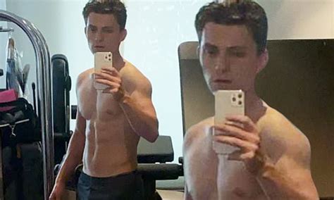 Tom Holland Posts Mirror Selfie Flaunting His Ripped Bod Ahead Of Uncharted Shoot Daily Mail