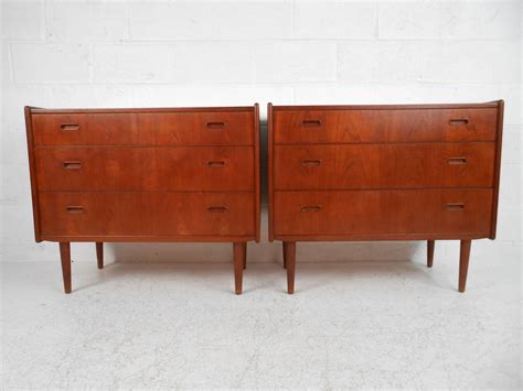 Crafted from solid reclaimed teak wood, it strikes a circular silhouette with a light, natural stain. Pair of Mid-Century Modern Danish Teak Bedroom Dressers ...