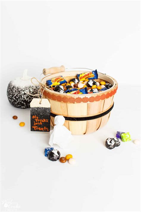 Make These Simple Diy Halloween Treats Baskets