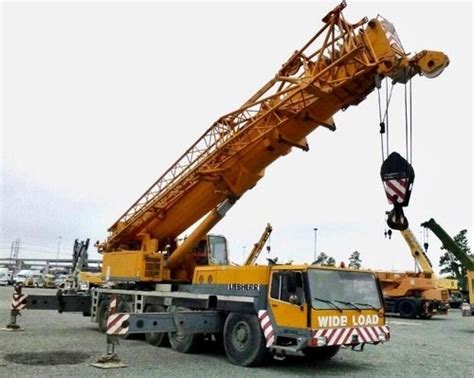 The safety alert identifies some of the most common issues that must be addressed when carrying out a lifting operation. MOBILE CRANE SAFETY Mobile crane hazards and control measures