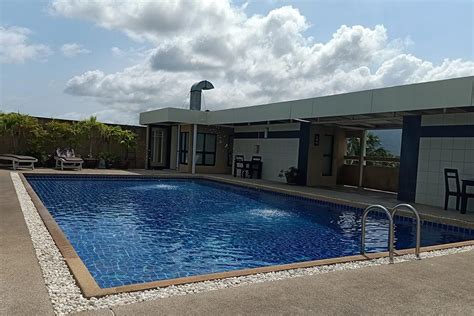 The words swimming pool and backyard go hand in hand, so much so that we forget that indoor swimming pools are actually a thing. Rooftop Swimming Pool | Samui Resort Dining