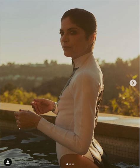 Maybe you would like to learn more about one of these? Selma Blair emociona fãs com fotos nadando após um ano de ...