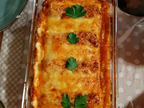 Cannelloni gefüllt mit Hackfleisch und mit Bechamelsauce überbacken