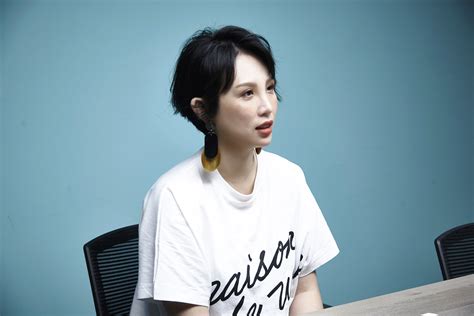 鉴定对象：魏如萱《have a nice day！》 发行时间：6月23日 《have a nice day！》是魏如萱拿下金曲奖最佳国语女歌手之后. 【專訪】魏如萱談《藏著並不等於遺忘》：〈彼個所在〉是整張專輯最後完成的歌 - Blow 吹音樂
