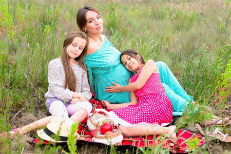 2456 Familia Feliz Con Dos Hijas Al Aire Libre Fotos De Stock Fotos