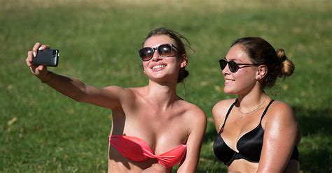 Level 3 Heatwave Alert For Uk With Temperatures To Reach 30c Over Bank