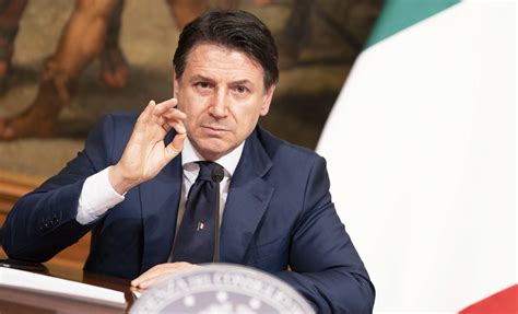 Italy to unveil lockdown relief package as protests continue. DIRETTA - Giuseppe Conte in conferenza stampa per il nuovo ...