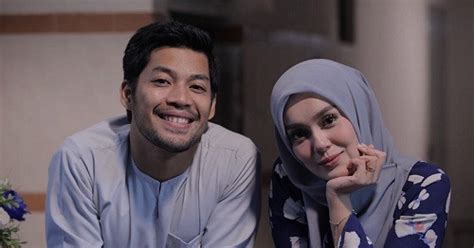Penuh keheranan dan tanda tanya ia mendorong sedikit pintu itu perlahan sekali, dan ia jhoni juga lelaki, badannya bagus, wajahnya ganteng, usianya juga sedang kritis²nya sama yang namanya seks. Korang Banyak Mulut, Tapi Pasangan Pula Seorang Pendiam ...