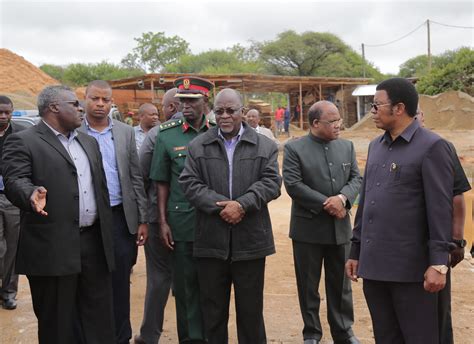 Katibu mkuu kiongozi balozi kijazi akitangaza maagizo ya rais. RAIS DKT.JOHN POMBE MAGUFULI ATEMBELEA ENEO LA UJENZI WA ...