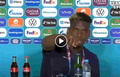 Pogba singkirkan botol heineken dan meletakannya di bawah meja. Pogba toglie la birra Heineken durante la conferenza ...