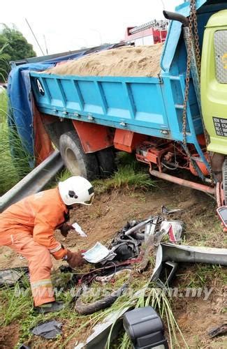 Permukaan yang cerah, seperti pasir, air, dan salju, akan meningkatkan paparan uv. Inalillahi wainailaihi rojiun