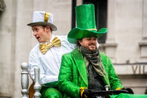 También se dice que nació de padres romanos y que no fue hasta más tarde que estableció una. St Patrick's Day: La festa di San Patrizio a Londra (2019)