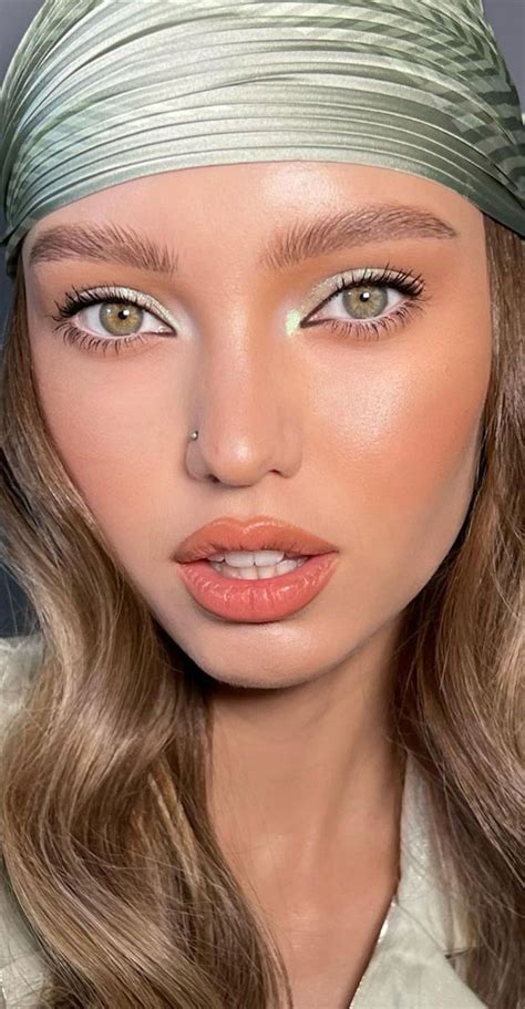 50 Gorgeous Makeup Trends To Try In 2022 Light Mint Green Makeup Look