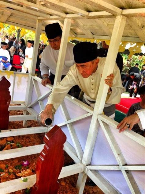 Yam tengku shariffuddin shah & juliana evans. Maharum Bugis Syah (MBS): Isteri Tengku Aris Temenggong ...