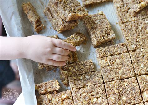 These baked apple oatmeal bars are a delicious way to start your day. Make Healthy Apple Cinnamon Oat Bars for School Lunches ...