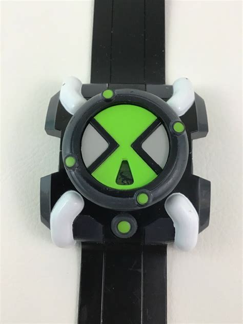 Ben 10 on a roadtrip with his cousin gwen and his grandpa max, ben tennyson finds an alien watch, the omnitrix, which allows him to transform into 10 different aliens. Ben 10 Original Omnitrix Watch FX Light up Sounds Wrist ...