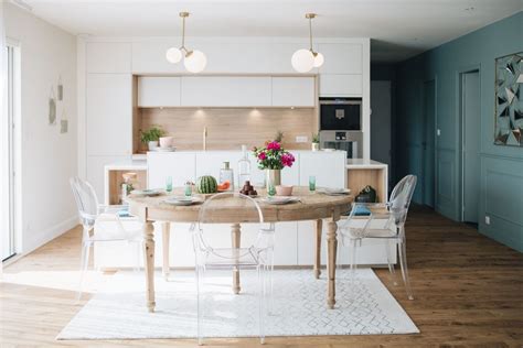 Cette salle a manger moderne et accueillante fait écho à la cuisine