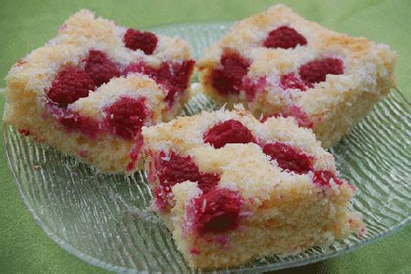 Käsekuchen aus der backform nehmen und auf einen kuchenteller stellen. Himbeer-Kokos-Kuchen vom Blech - Butter-Milch-Kuchen mit ...