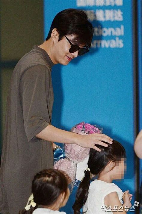 Lee min ho has just finished a drama last year which received a lot of attention from in some interviews, lee min ho stated that his ideal woman is someone who understands him and who shares interests. Lee Min Ho back home from KCON LA. Child gave him flowers ...