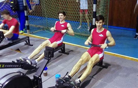 2 (îs) ~ academic ramură a sporturilor nautice care se practică pe schifuri și pe giguri1. Canotaj: O echipă care confirmă