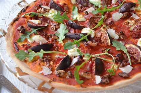Pizza chèvre jambon cru figues et noix recette maison facile