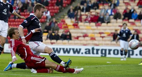Deze pagina onthoudt een statistiek over de carrière van de speler in het nationale elftal. Aberdeen FC | Dons v Dundee | The League Cup story
