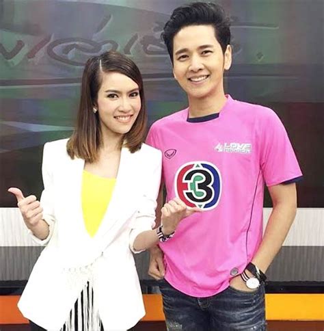 ซึ่งคุณแม่ไบรท์ก็พูดติดตลก หันไปหา โต๋ บอกว่า ยินดีรับหรือไม่รับดีเนี่ย ทุกคนหัวเราะออกมา ก่อนที่คุณแม่ไบรท์จะร้องเพลงกล่อมลูก บอกทั้ง. ชมชอตนี้ของ ไบรท์ พิชญทัฬห์ เมื่ออ่านข่าว โต๋ ศักดิ์สิทธิ์ ...