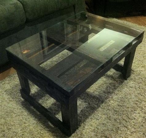 Flip it over and sit the glass box in place on the top of your planter. 25 DIY Pallet Ideas - Easy to Make Pallet Glass Table | Pallets Designs