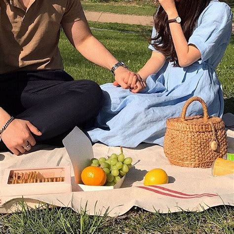 Picnic Date Piknik Fotografi Pasangan In 2022 Gambar Romantis Ide Romantis Piknik