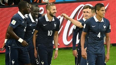 يستضيف المنتخب البرتغالي نظيرة الفرنسي في الجولة الخامسة للمجموعة الثالثة من دوري الأمم تشكيلة منتخب البرتغال وفرنسا. تشكيلة صربيا و فرنسا المتوقعة - بالجول