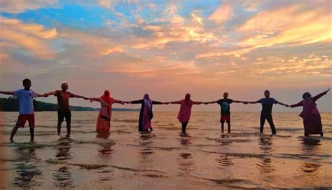 Selain aktivitas wisata bahari, aktivitas seru lainya yang paling di minati oleh wisatawan mancanegara adalah 8 Spot Foto Pantai Morodemak Terbaru - Harga Tiket Masuk ...