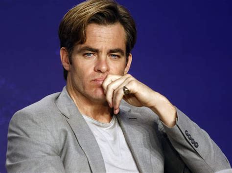 Dlisted Chris Pine Doesnt Mind That The Internet
