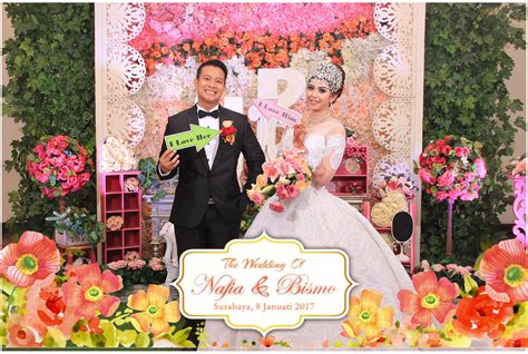These wedding photo booths combine a unique activity with a keepsake favor empirebooths is a wedding photo booth company based in great neck, new york. Jasa, Sewa, Photo Booth Surabaya