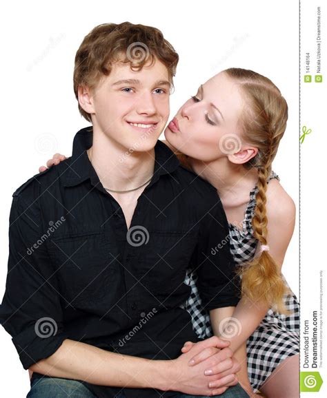 jeunes beaux baisers de couples d isolement sur le blanc photo stock image du amour