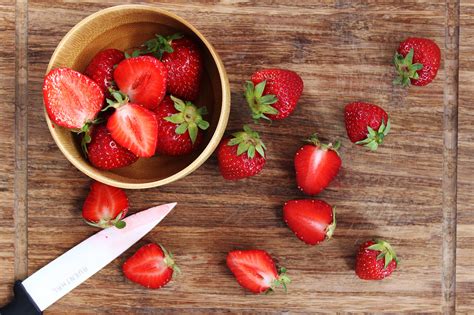 Picture Of Fresh Strawberries Being Cut — Free Stock Photo