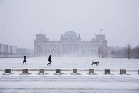 In Pictures Snow And Bitterly Cold Temperatures Hit Germany The Local