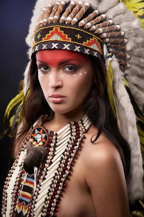 Pin By Navarro On Ideias De Tatuagens Native American Girls Native American Headdress