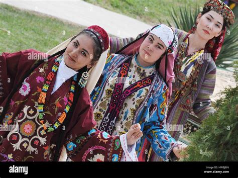 Tashkent, Uzbekistan. 20th Mar, 2017. Uzbek women dressed in Stock