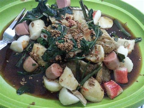 Antaranya taucu, sos tomato dan cili, cuka, kordial, sos tiram dan sebagainya. Safiyyah Osman: Resepi kuah yong tau foo yang sedap.