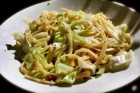 1 verza verde, 500 gr di tracchiulelle (puntine di maiale), 350 gr di riso, parmigiano e pecorino q.b., sale q.b., un filo d'olio extra vergine d'oliva. Ricetta Pasta con il cavolo cappuccio | Ricette di ...