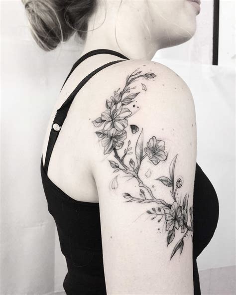 Tatuaggio di fiore sul braccio tatuaggi per le braccia arte del tatuaggio bellissimi fiori tatuaggi acqua disegno. Fiore di ciliegio tattoo: il significato | TatuaggiPiercing.it