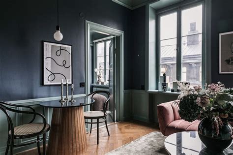 A Small Dark Painted Scandinavian Apartment Salon Luxueux