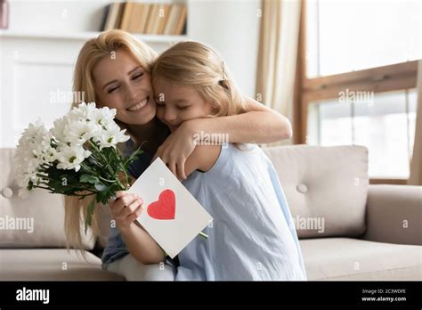 Feliz Madre Abrazos Hija Expresar Gratitud Por Las Flores Y Postal