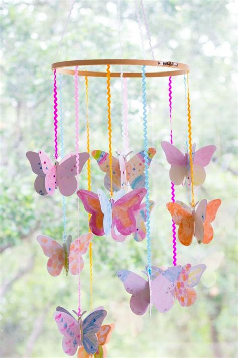 Lange habe ich nach einem passenden mobile für unser zweites mäuschen gesucht. Ähnliches Foto | Basteln frühling kinder, Schmetterlinge ...